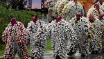 Potret Unik Kaleng Minuman Jadi Kostum Karnival di Brasil