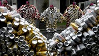 Seiring dengan semakin populernya grup tersebut, kebutuhan akan kaleng aluminium untuk membuat kostum tambahan juga meningkat. Pesta jalanan sekarang membayar orang-orang yang mengumpulkan bahan daur ulang untuk mencari nafkah untuk membeli kaleng mereka. Harga kostum mencapai sekitar 220 real ($44 USD) – jumlah yang tidak dapat diabaikan, di negara yang upah minimum bulanannya adalah $285.