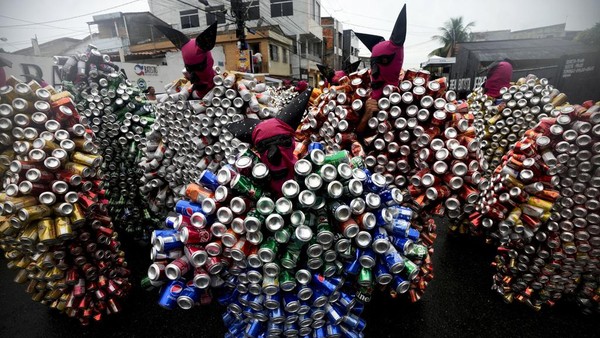 Potret Unik Kaleng Minuman Jadi Kostum Karnival di Brasil