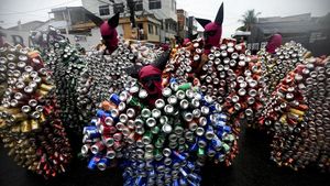 Potret Unik Kaleng Minuman Jadi Kostum Karnival di Brasil