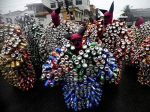 Potret Unik Kaleng Minuman Jadi Kostum Karnival di Brasil