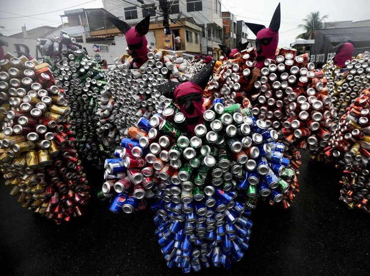 Potret Unik Kaleng Minuman Jadi Kostum Karnival di Brasil