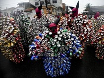 Potret Unik Kaleng Minuman Jadi Kostum Karnival di Brasil