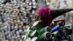 Potret Unik Kaleng Minuman Jadi Kostum Karnival di Brasil