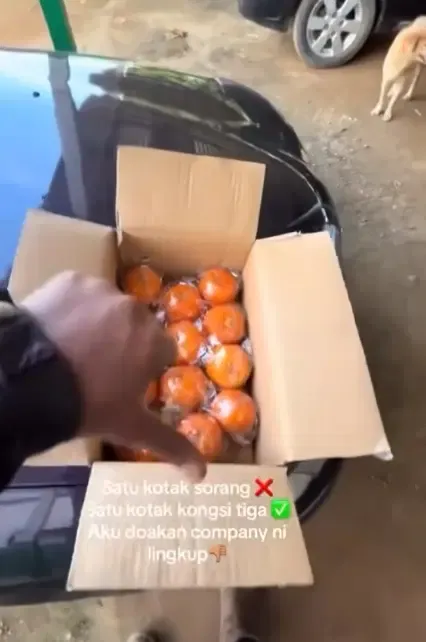 Pria ini mengeluh karena atasannya memberinya 3 buah jeruk mandarin