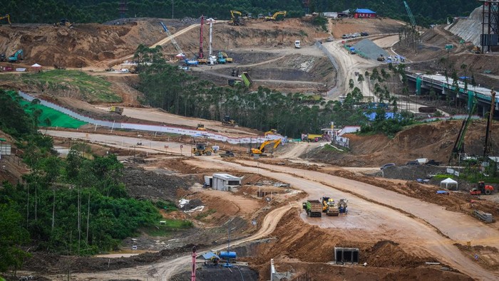 Progres pembangunan istana presiden di IKN Suasana pembangunan istana presiden di Ibu Kota Nusantara (IKN), Kabupaten Penajam Paser Utara, Kalimantan Timur, Senin (12/2/2024). Sekretaris Otorita IKN Achmad Jaka Santos mengatakan bahwa saat ini progres pembangunan istana presiden di IKN telah mencapai 54 persen dan diproyeksi siap digunakan untuk menggelar Upacara Kemerdekaan ke-79 Republik Indonesia pada 17 Agustus 2024 mendatang. ANTARA FOTO/ Rivan Awal Lingga/rwa.