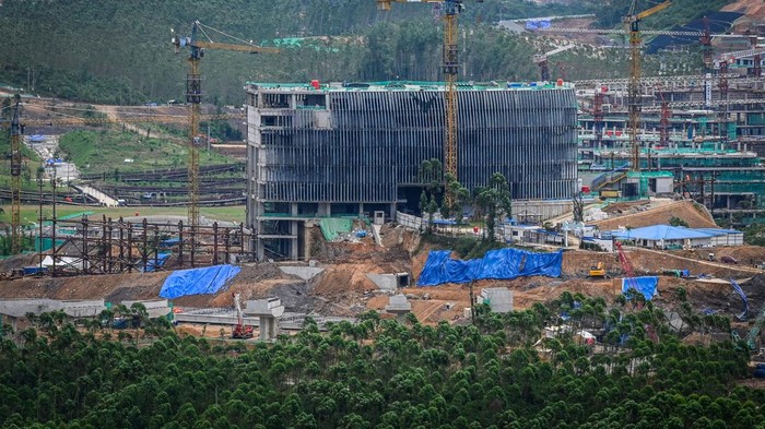 Progres pembangunan istana presiden di IKN Suasana pembangunan istana presiden di Ibu Kota Nusantara (IKN), Kabupaten Penajam Paser Utara, Kalimantan Timur, Senin (12/2/2024). Sekretaris Otorita IKN Achmad Jaka Santos mengatakan bahwa saat ini progres pembangunan istana presiden di IKN telah mencapai 54 persen dan diproyeksi siap digunakan untuk menggelar Upacara Kemerdekaan ke-79 Republik Indonesia pada 17 Agustus 2024 mendatang. ANTARA FOTO/ Rivan Awal Lingga/rwa.