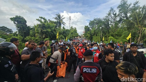 Proses evakuasi korban terjatuh di jembatan Tukad Cangkir, Gianyar, Senin pagi (12/2/2024).