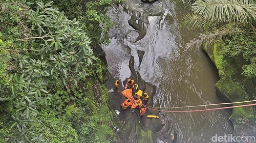 Proses evakuasi korban terjatuh di jembatan Tukad Cangkir, Gianyar, Senin pagi (12/2/2024).