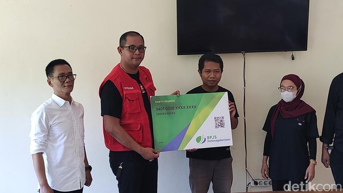 Proses serah terima asuransi kepada para saksi Pemilu 2024 dari PDIP di Panti Marhaen, Kulon Progo, Senin (12/2/2024).
