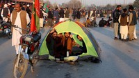 Saat para pemenang pemilu merayakan kemenangan, PTI dan beberapa partai lainnya menolak untuk menerima kekalahan di puluhan daerah pemilihan. Puluhan pendukung Khan bahkan sempat ditahan di kota Lahore pada akhir pekan lalu saat menggelar aksi memprotes dugaan kecurangan pemilu.  