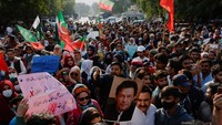 Pendukung partai mantan Perdana Menteri Imran Khan, Pakistan Tehreek-e-Insaf (PTI), berkumpul selama protes menuntut hasil pemilu yang bebas dan adil, di luar kantor komisi pemilihan provinsi di Karachi, Pakistan.