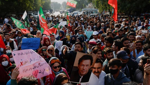 Ribuan Pendukung Mantan PM Pakistan Gelar Unjuk Rasa