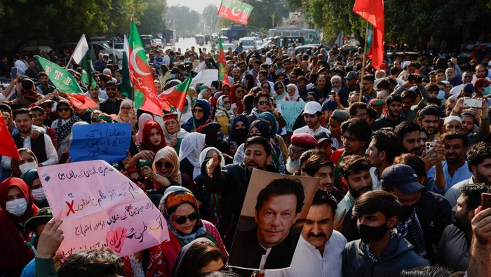 Ribuan Pendukung Imran Khan Protes Kecurangan Pemilu A supporter of former Prime Minister Imran Khan's party, the Pakistan Tehreek-e-Insaf (PTI), dances as he and others block the Peshawar-Islamabad motorway as part of their protest demanding free and fair results of the election, in Peshawar, Pakistan, February 11, 2024. REUTERS/Fayaz Aziz