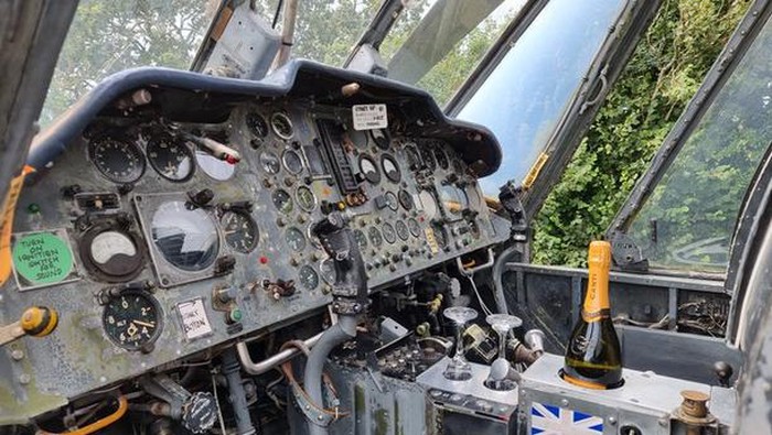 Bagian kokpit helikopter tetap dipertahankan oleh pemiliknya