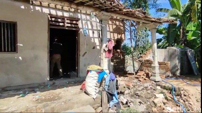 Rumah penjual balon di Ponroogo hancur usai tabung gas helium meledak