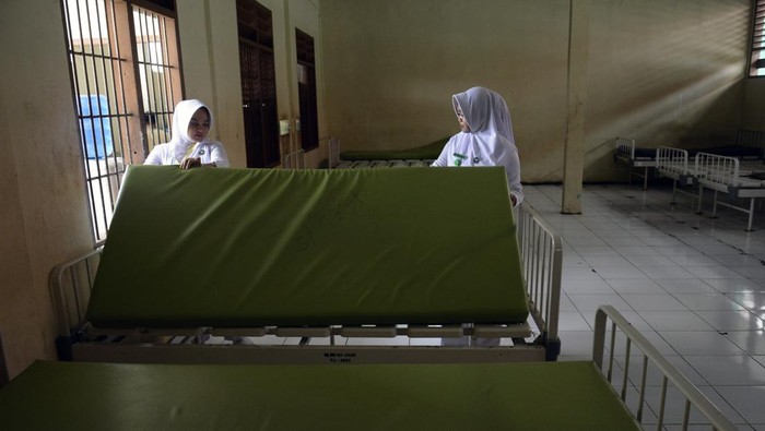 Perawat mendorong kursi roda untuk pasien gangguan jiwa di Rumah Sakit Khusus Daerah (RSKD) Dadi, Makassar, Sulawesi Selatan, Senin (12/2/2024). Rumah Sakit Khusus Daerah (RSKD) Dadi menyiapkan fasilitas berupa tempat tidur dan tenaga profesional spesial psikiatri bagi calon legislatif (caleg) yang depresi akibat gagal terpilih pada Pemilihan Umum (Pemilu) 14 Februari 2024 nanti. ANTARA FOTO/Hasrul Said/foc.