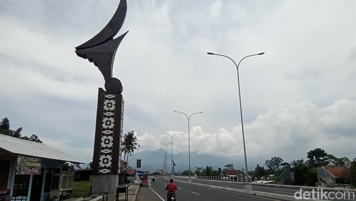 Salah satu sudut Jalan Lingkar Utara Tasikmalaya yang bersih dari alat peraga kampanye (APK).