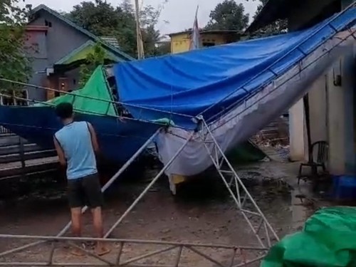 Salah satu TPS di Desa Maria, Kecamatan Wawo, Kabupaten Bima, NTB, roboh setelah diterpa hujan angin, Senin, (12/2/2024). (Tangkapan layar)