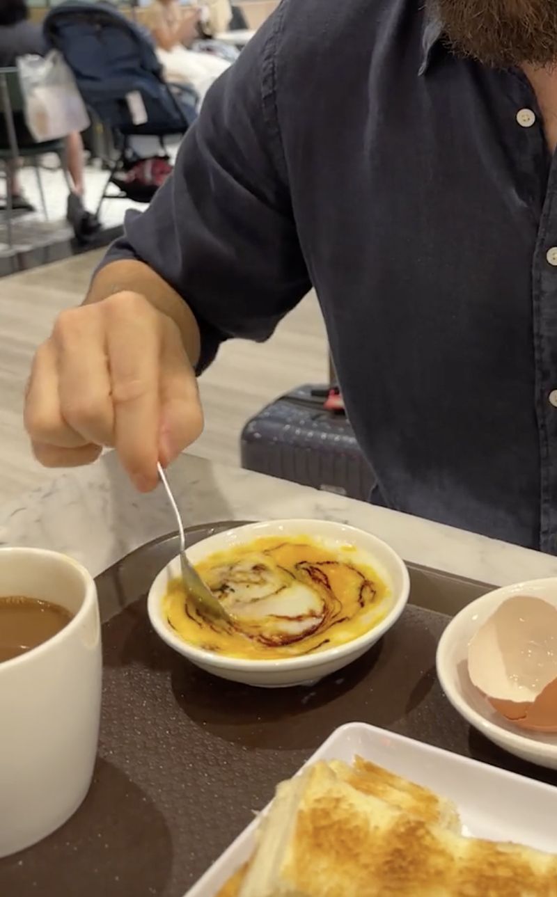 Sarapan Roti Pakai Telur Setengah Matang, Menu Bule Ini Dianggap Menjijikan