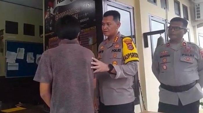 Satu pelaku remaja membawa sajam saat diamankan polisi di Kendari, Sultra.