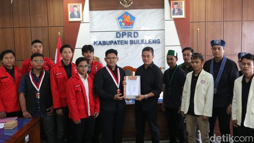 Sejumlah mahasiswa yang tergabung dalam Aliansi Mahasiswa Bali Utara (Ambara) mendatangi gedung DPRD Buleleng, Senin (12/2/2024). (Foto: Made Wijaya Kusuma)