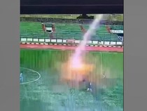 Terekam CCTV! Detik-detik Petir Sambar Pesepakbola di Bandung