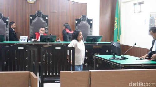 Ni Komang Puspita Caleg Perindo DPRD Kota Mataram terdakwa kasus tindak pidana pemilu 2024, Senin (12/2/2024). Foto: (Ahmad Viqi/detikBali).