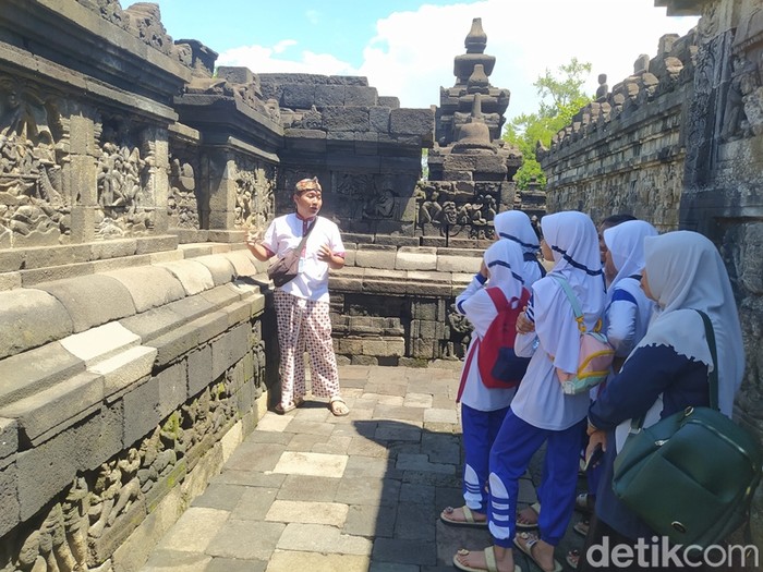 Simulasi pelajar naik ke bangunan Candi Borobudur di Kabupaten Magelang, Jawa Tengah, Senin (12/2/2024).
