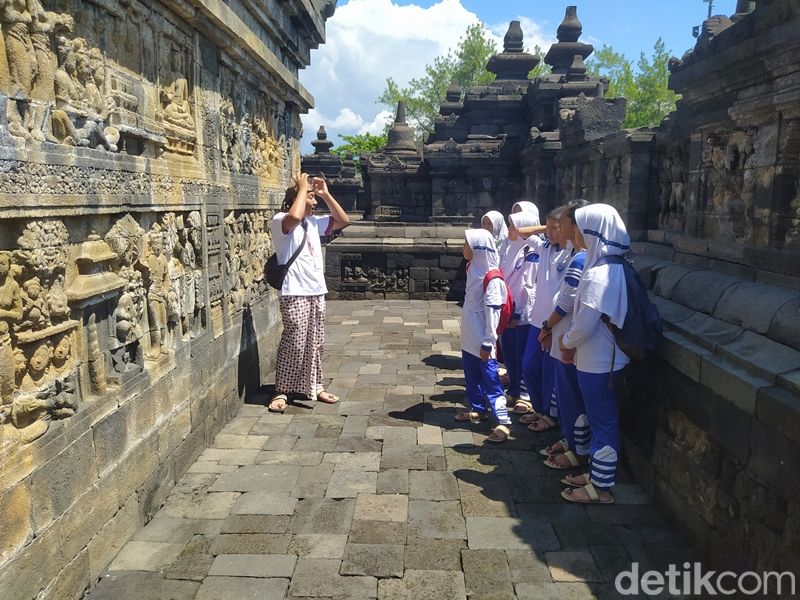 Simulasi pelajar naik ke bangunan Candi Borobudur di Kabupaten Magelang, Jawa Tengah, Senin (12/2/2024).