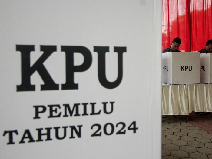 KPU menggelar simulasi pemungutan suara Pemilu 2024 di sejumlah daerah di Indonesia.