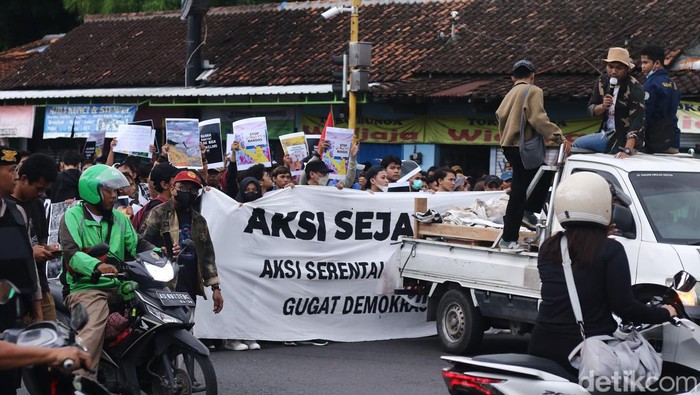 Suasana aksi di simpang tiga Gejayan, Sleman, Senin (12/2/2024).