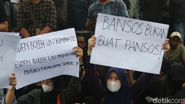 Suasana aksi di simpang tiga Gejayan, Sleman, Senin (12/2/2024).