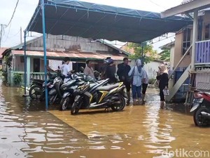 Warga Tepi Sungai Musi Siap-siap Nyoblos di Tengah Banjir