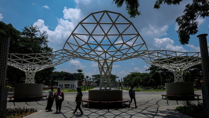 Taman Balekambang Solo selesai direvitalisasi Pekerja membersihkan patung di kawasan Taman Balekambang seusai revitalisasi di Solo, Jawa Tengah, Senin (12/2/2024). Kementerian Pekerjaan Umum dan Perumahan Rakyat (PUPR) RI dan Pemerintah Kota Solo merevitalisasi Taman Balekambang Solo agar lebih banyak ruang terbuka hijau tempat masyarakat bersosialisasi sekaligus menjadi salah satu destinasi wisata favorit di Kota Solo. ANTARAFOTO/Maulana Surya/foc.