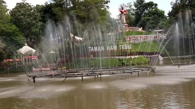 Taman Ham Tebiu bisa jadi tempat beristirahat ditemani ikan di kolam dan air mancur.