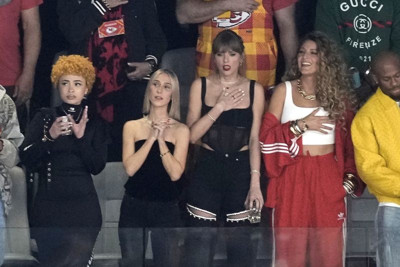 Taylor Swift dan Blake Lively Nonton Super Bowl 2024 Taylor Swift dan Blake Lively Nonton Super Bowl 2024