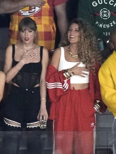 Taylor Swift dan Blake Lively Nonton Super Bowl 2024