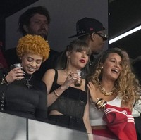 Taylor Swift juga sempat memakai bomber jaket dari brand jurnalis football Amerika Serikat, Erin Andrews. Namun saat menonton pertandingan Super Bowl 2024, Taylor melepas jaket tersebut, memilih tampil dengan korset dan jeans. Foto: AP/Ashley Landis