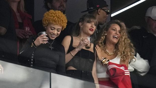Taylor Swift dan Blake Lively Nonton Super Bowl 2024