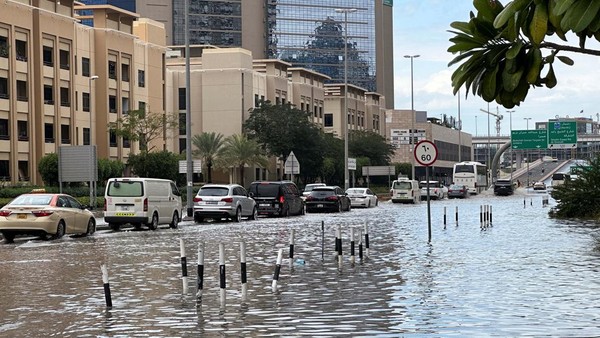 Tidak Biasa, Jalan Raya di Dubai Terendam Banjir