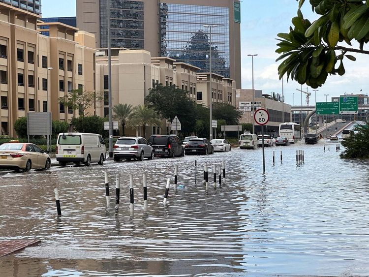 Tidak Biasa, Jalan Raya di Dubai Terendam Banjir