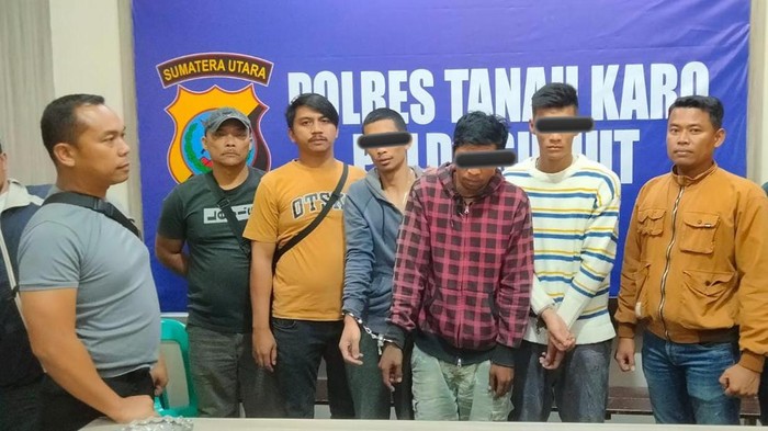 Tiga pelaku pencurian hp korban saat diamankan. (Foto: dok Polres Tanah Karo).
