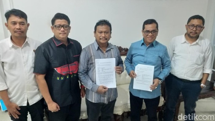 Tim hukum Ganjar Pranowo-Mahfud Md dan Anies Rasyid Baswedan-Muhaimin Iskandar (AMIN) kompak datang bersamaan ke Bawaslu Sulawesi Selatan (Sulsel) mengajukan koreksi atas putusan Bawaslu Takalar tekait kasus Sekda Takalar.