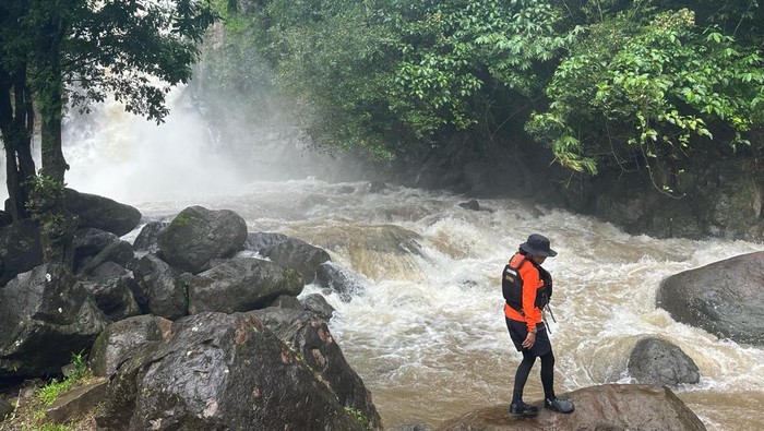 Tim SAR melakukan pencarian korban tenggelam di Air Terjun Pung Bunga, Maros, Sulsel.