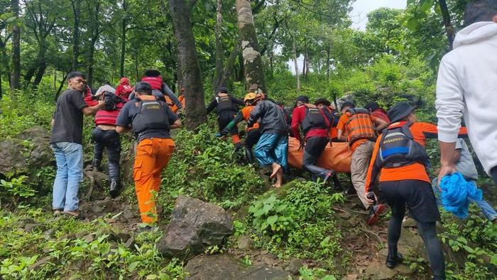 Tim SAR mengevakuasi jasad pemuda yang tewas tenggelam di Air Terjun Pung Bunga Maros.