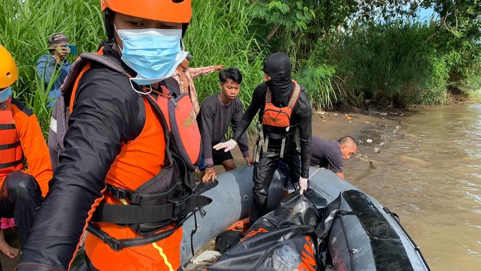 Tim SAR mengevakuasi jasad remaja yang tenggelam di Bendungan Jeneponto.