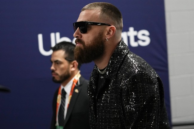 Penampilannya mendapat perhatian khusus dari host CBS Sports yang meliput jalannya pertandingan. “Ini dia Travis Kelce yang tampil berkilauan!” teriaknya. Foto: Dok. AP