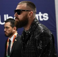Penampilannya mendapat perhatian khusus dari host CBS Sports yang meliput jalannya pertandingan. “Ini dia Travis Kelce yang tampil berkilauan!” teriaknya. Foto: Dok. AP