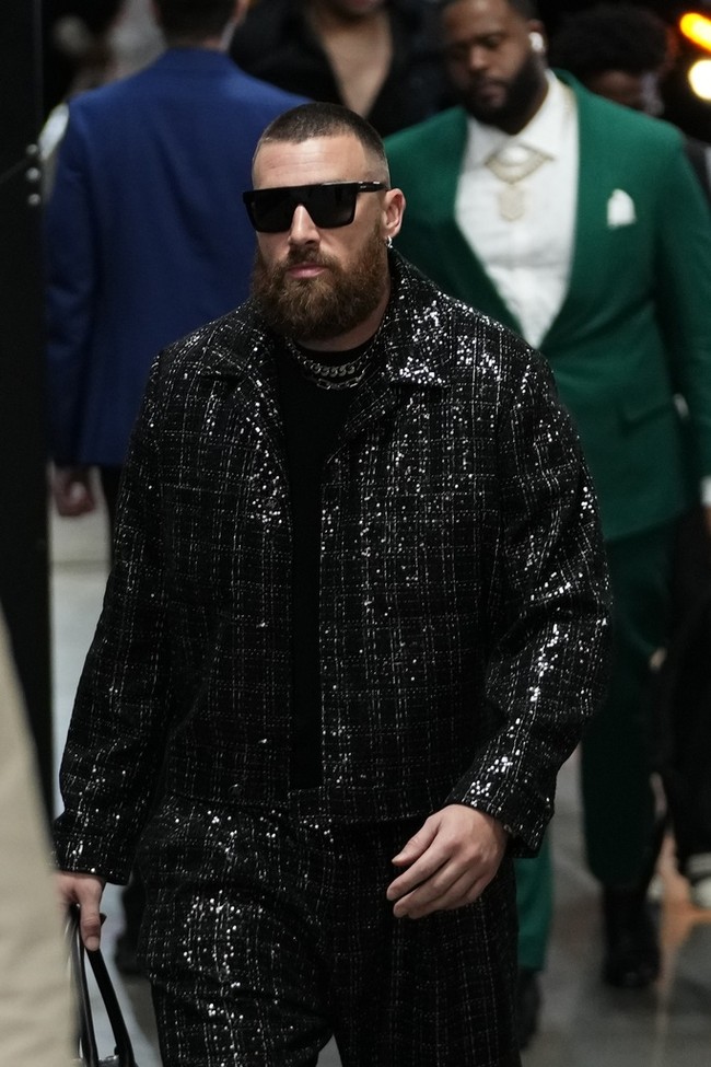 Pria 34 tahun ini melengkapi penampilannya dengan dua kalung rantai silver dan sepasang kacama hitam. Foto: Dok. AP